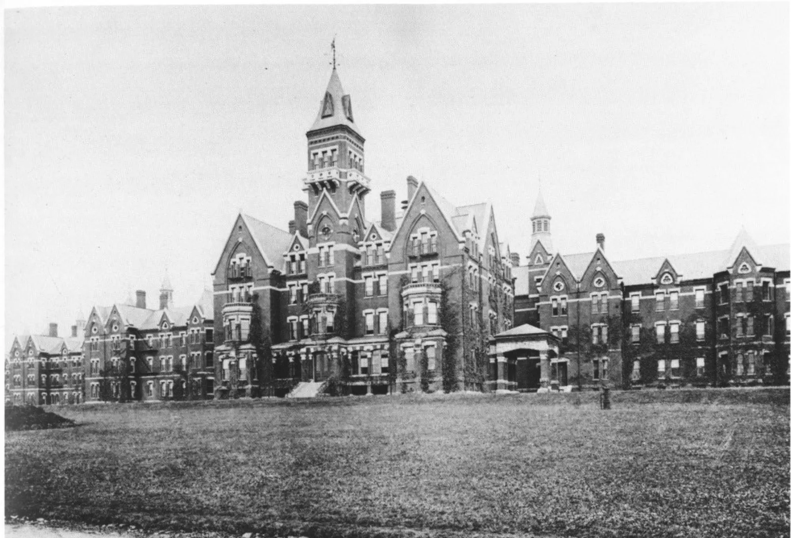 Abandoned Asylums in the USA: 5 Best Sites + Map