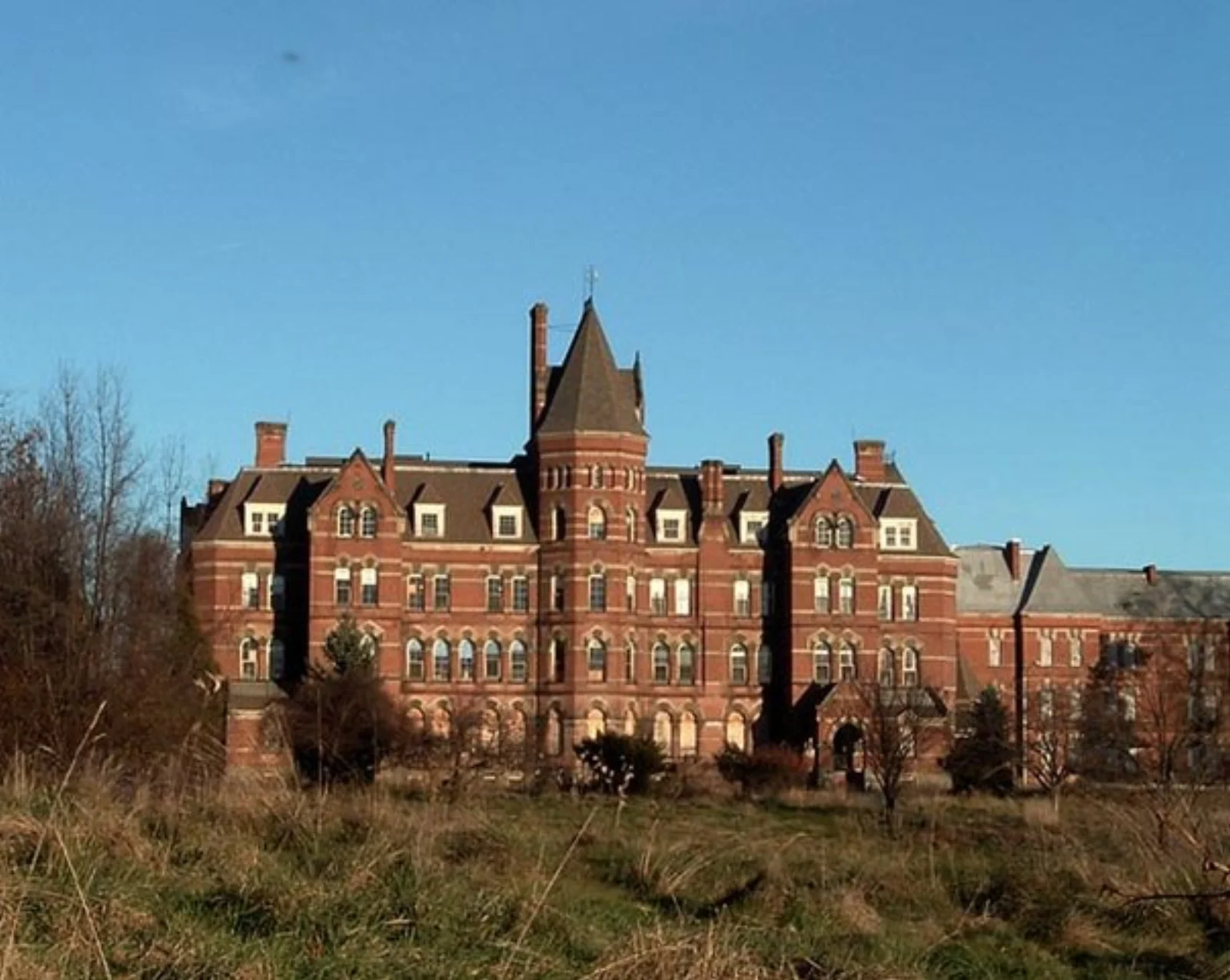 Abandoned Haunted Places in the USA: 16 Spots + Map