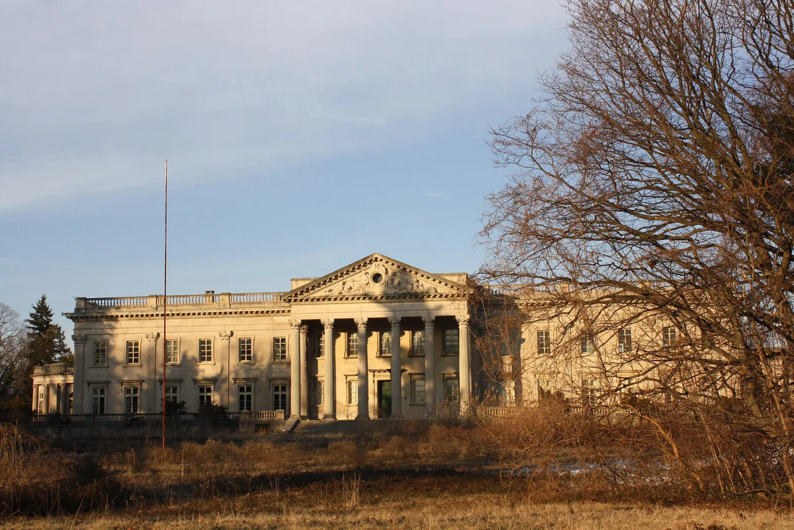 Abandoned Mansions in the USA: 5 Best Sites + Map