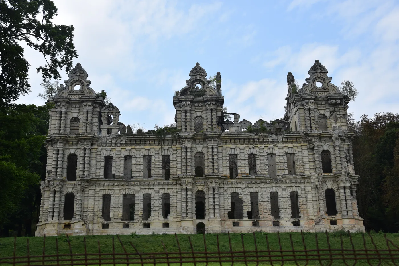 The ruins of Château Mennechet at Chiry-Ourscamp in the Oise