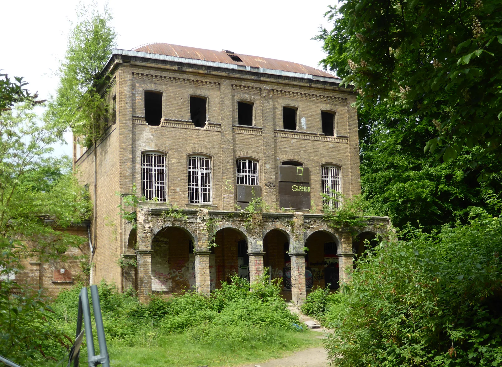 The decaying facade of the abandoned villa Haus Fühlingen in the north of Cologne