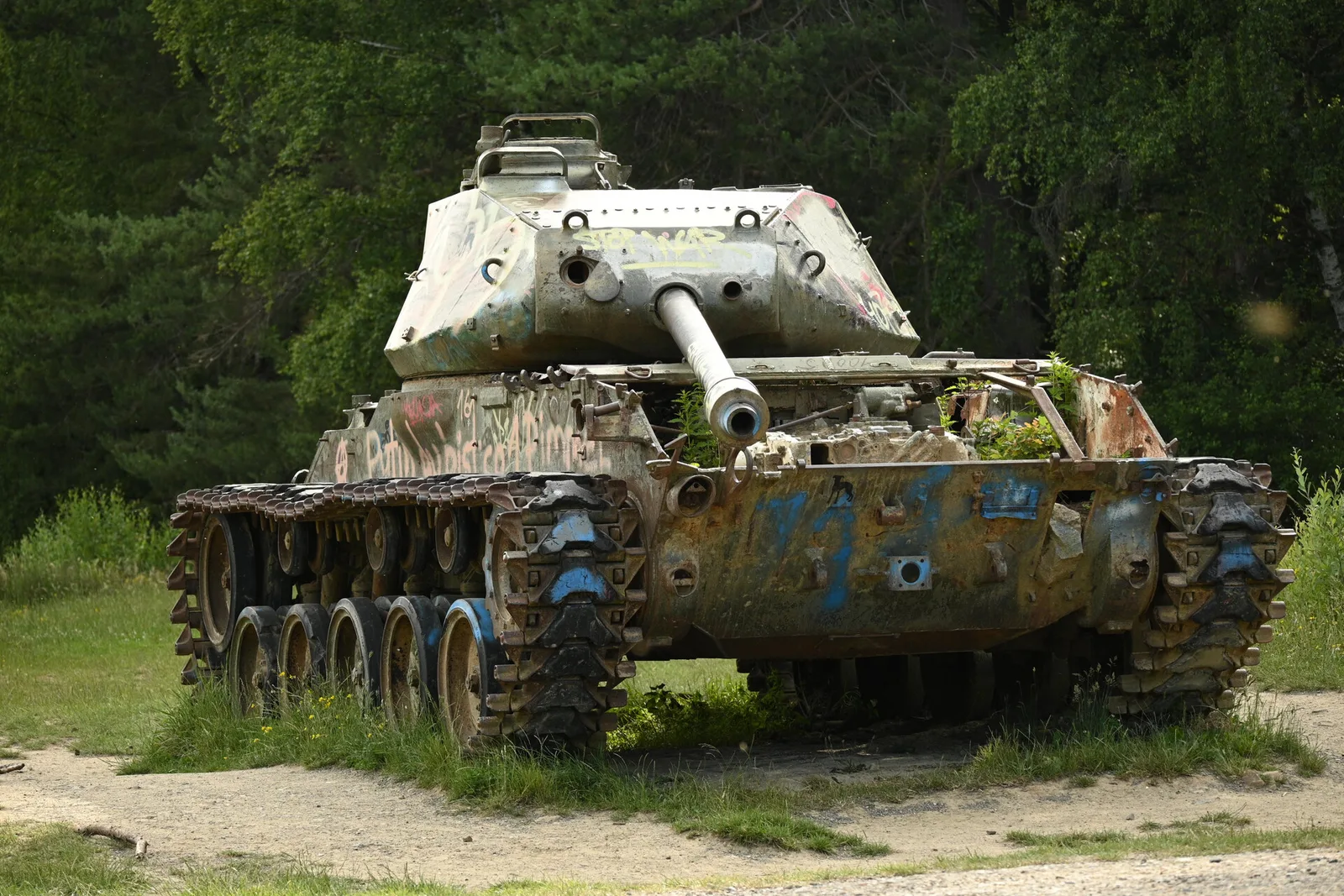 A rusting tank wreck in the Brander Wald near Aachen, a freely accessible lost place
