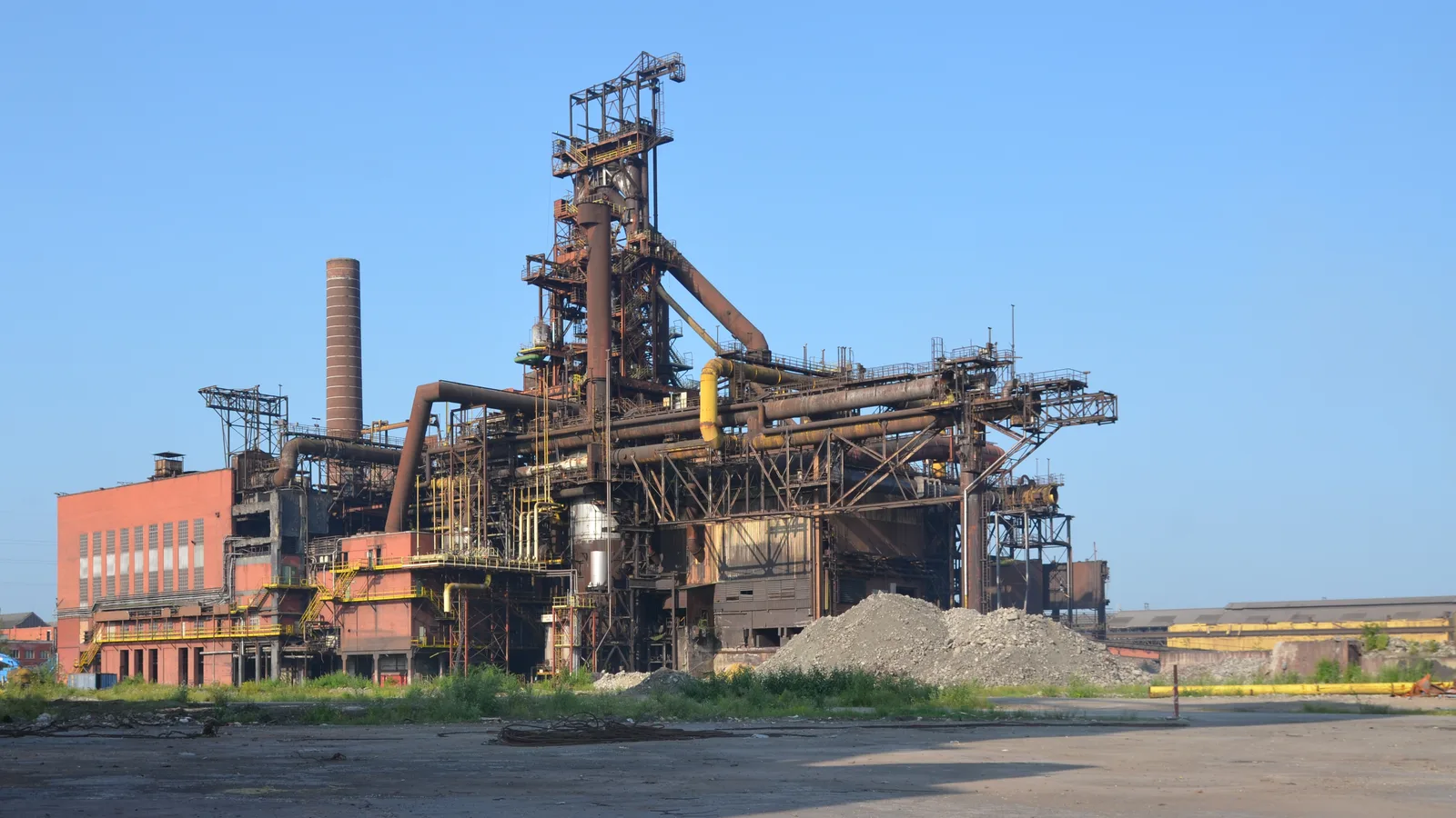 The abandoned HF4 blast furnace of Marchienne-au-Pont, a rusted metal structure in Charleroi