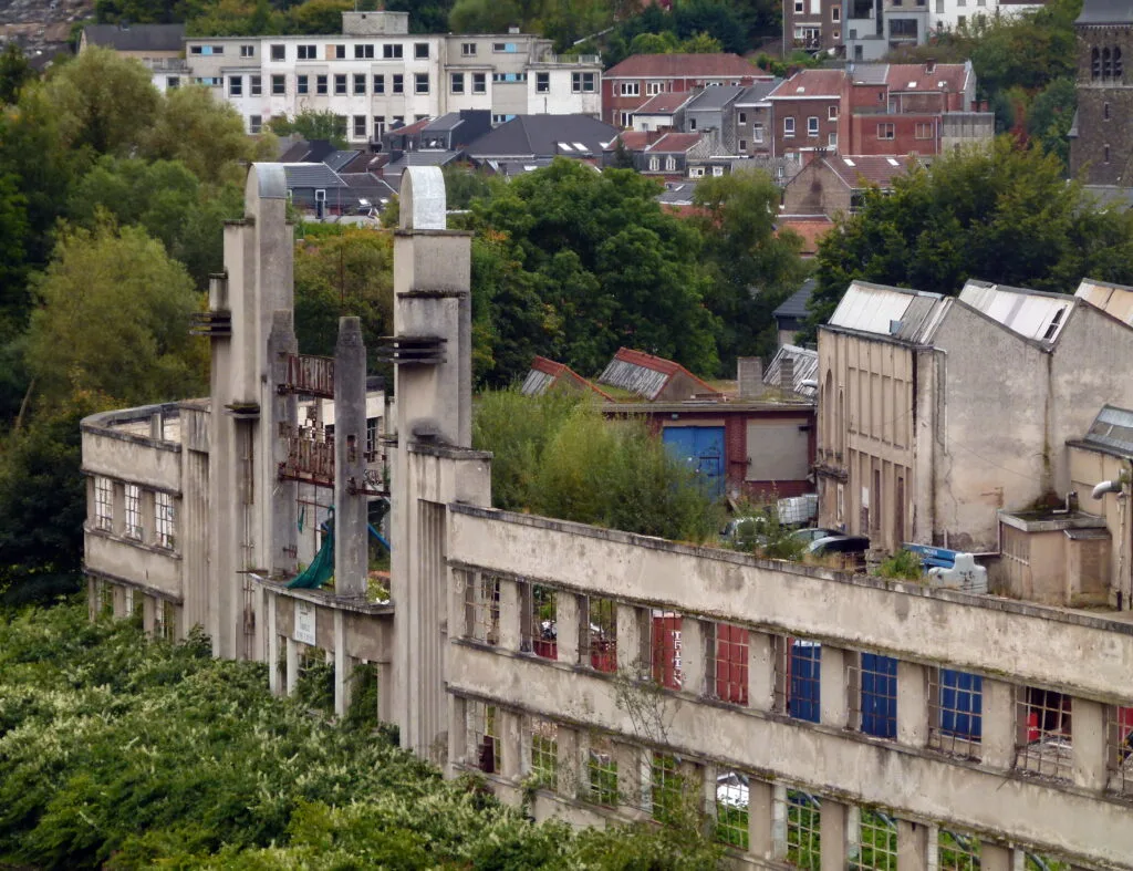 The monumental facade of the abandoned Texter textile mill in Pepinster, on the bank of the Vesdre