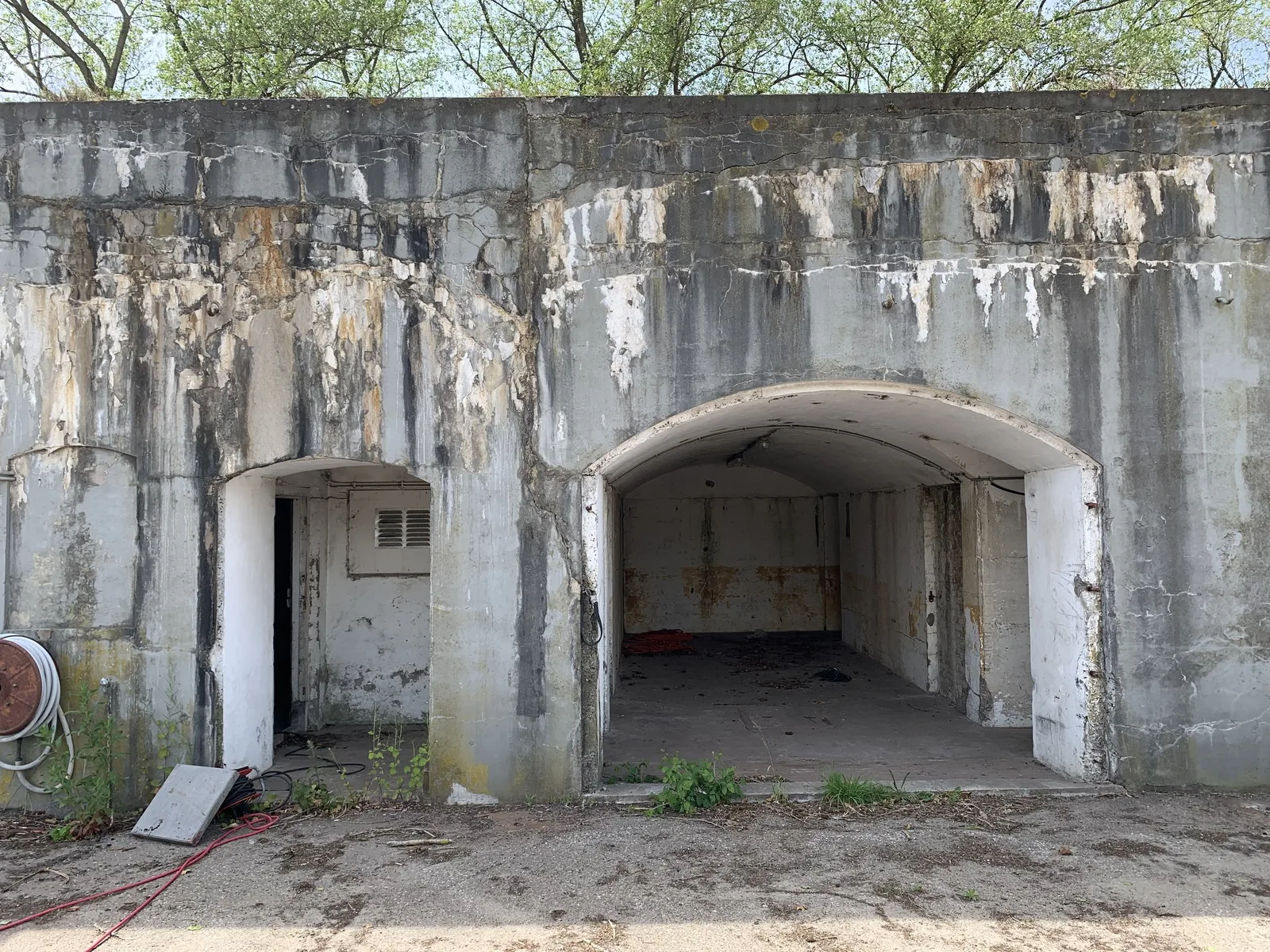 The massive concrete front building of the abandoned Fort bij Velsen with its rust-brown armoured gun cupola, a fort of the Defence Line of Amsterdam