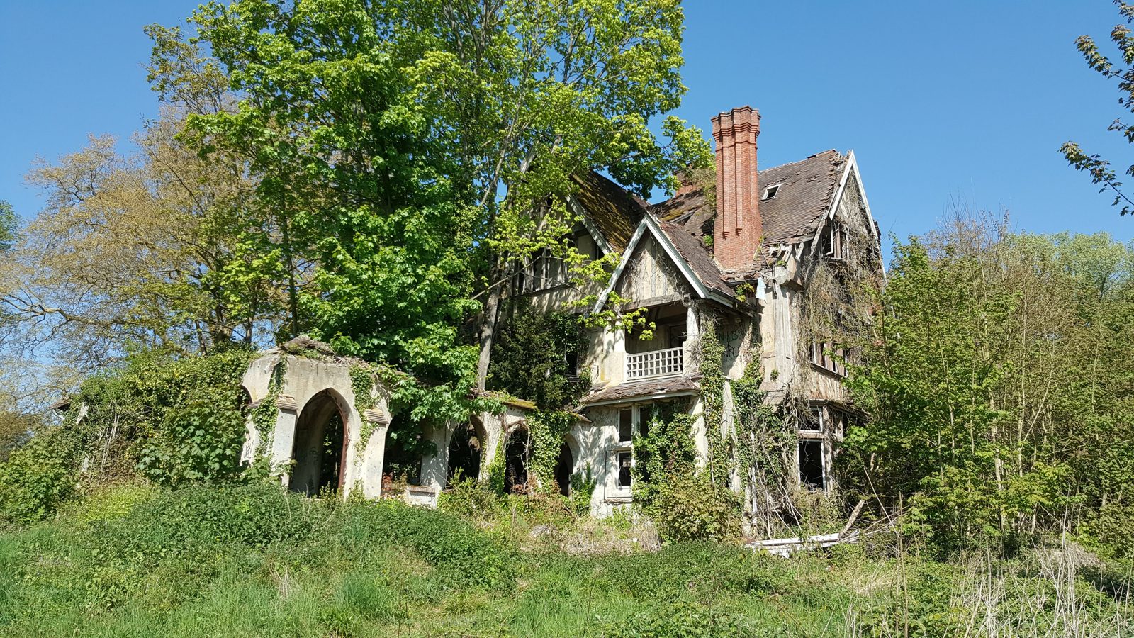 Urbex in Paris: 4 Abandoned Places to Explore