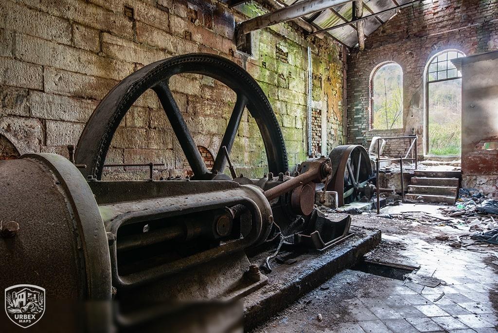 Usine à vapeur abandonnée : la cathédrale industrielle du XIXe siècle figée dans le temps